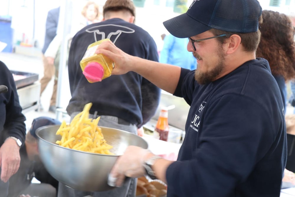 Christian an der Pommesstation