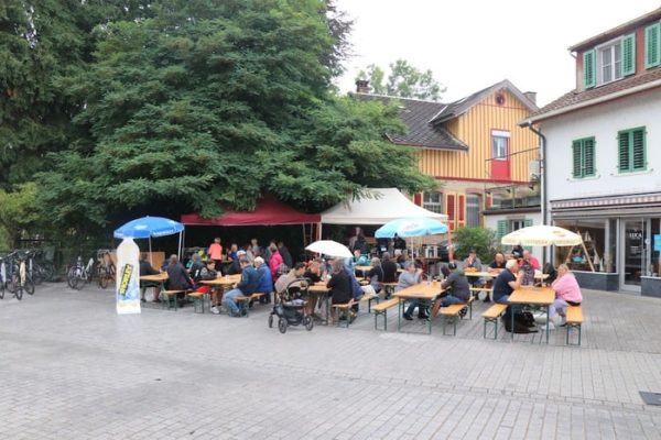 Slowup Bodensee | Luca Metzgerei Romanshorn Aussenansicht mit Gästen