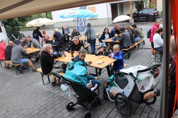 Slowup Gäste sitzen und geniessen ihr Essen